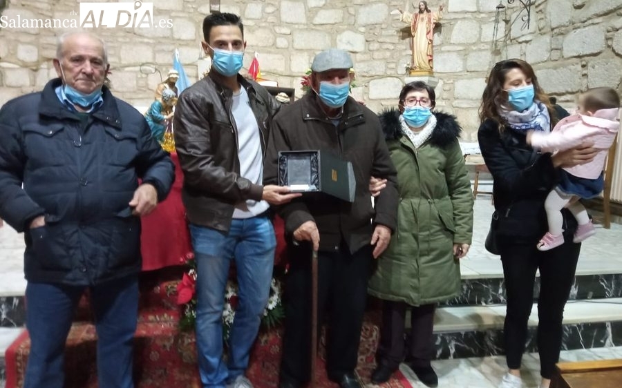 Gregorio Vicente recibe una placa del Ayuntamiento por su centenario